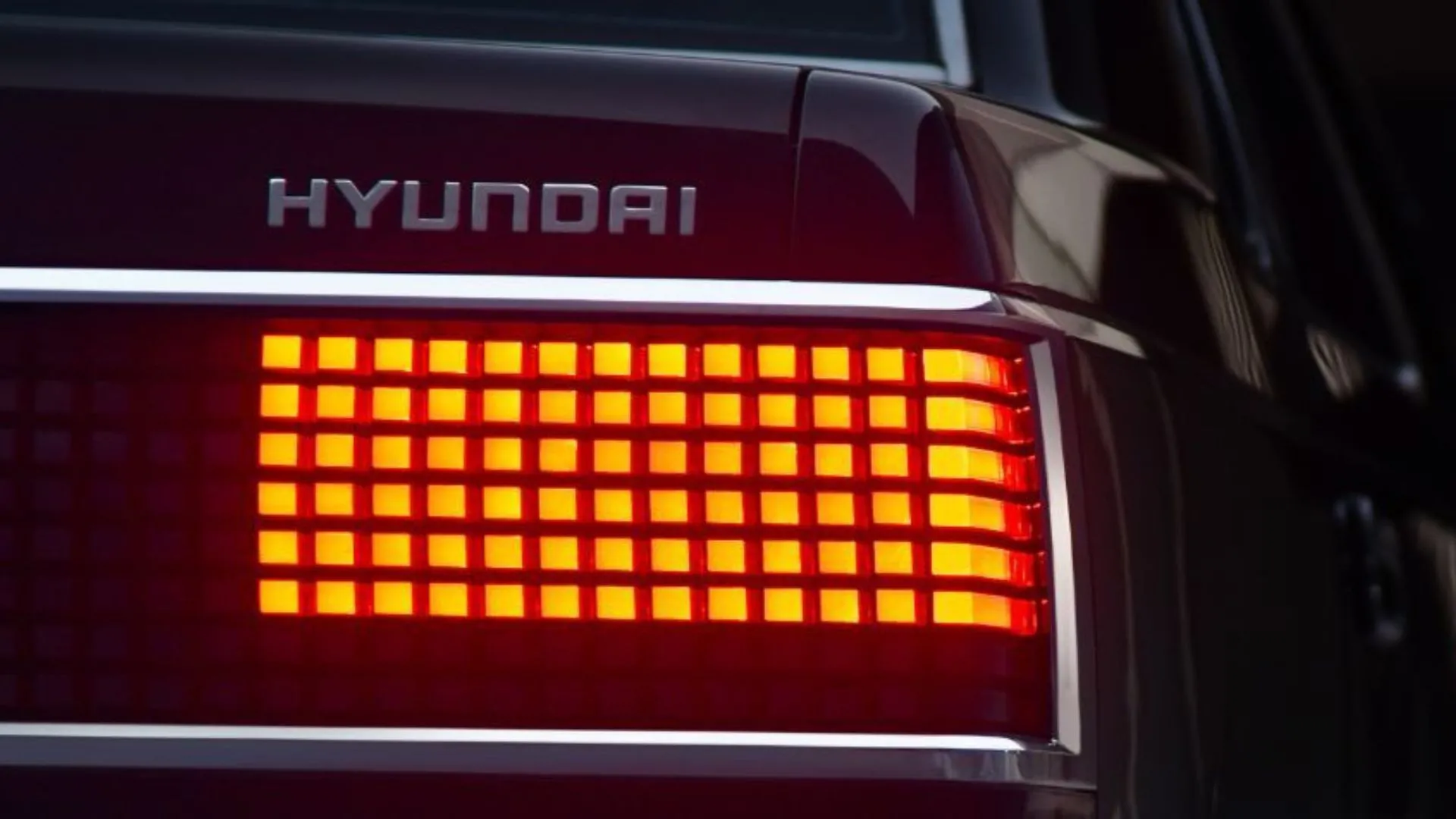 Đèn hậu Parametric Pixel hiện đại của Hyundai Grandeur Heritage Series, biểu tượng cho sự kết hợp giữa retro và công nghệ.