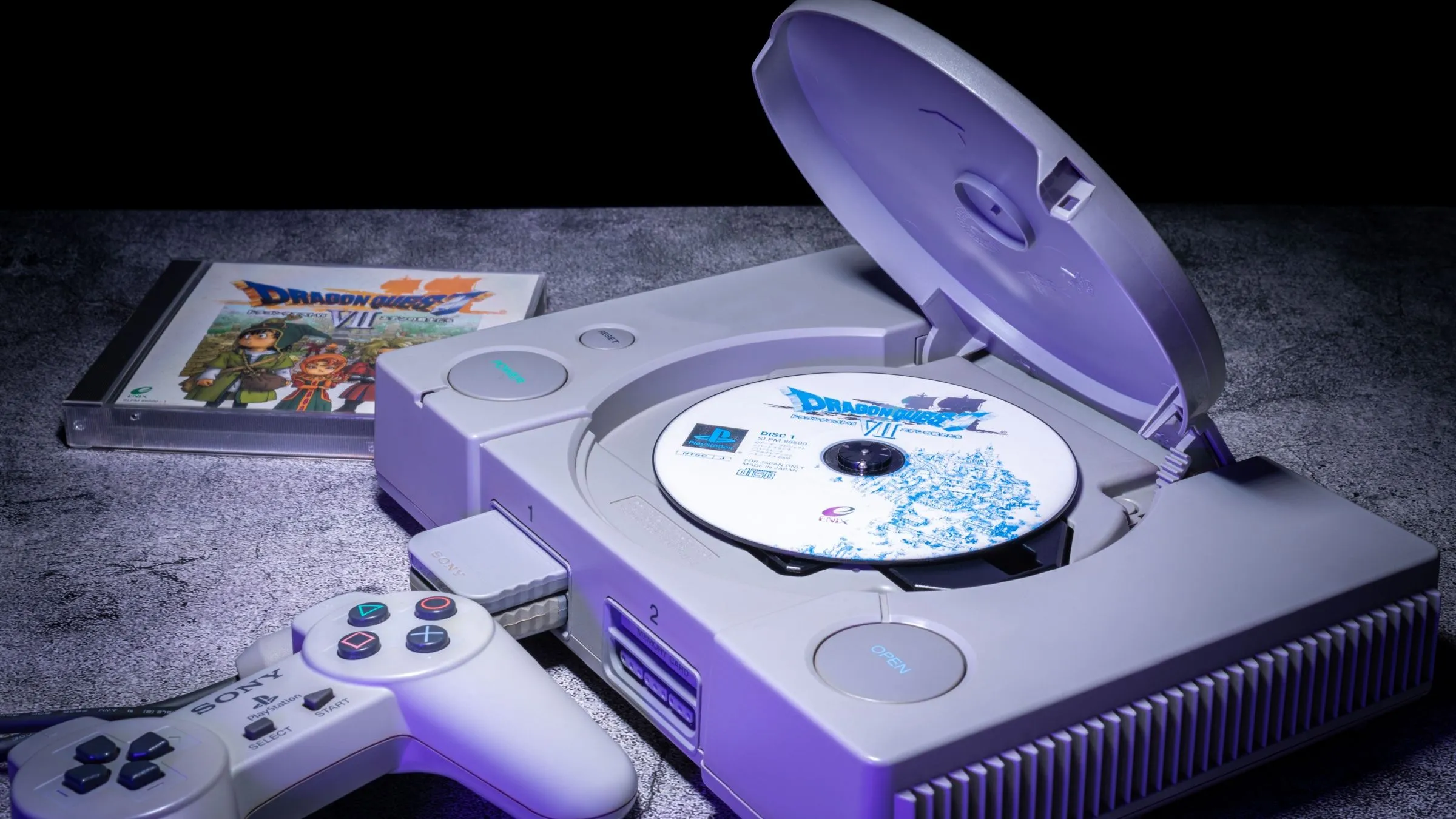 Đĩa game Dragon Quest VII trong máy console Sony PlayStation