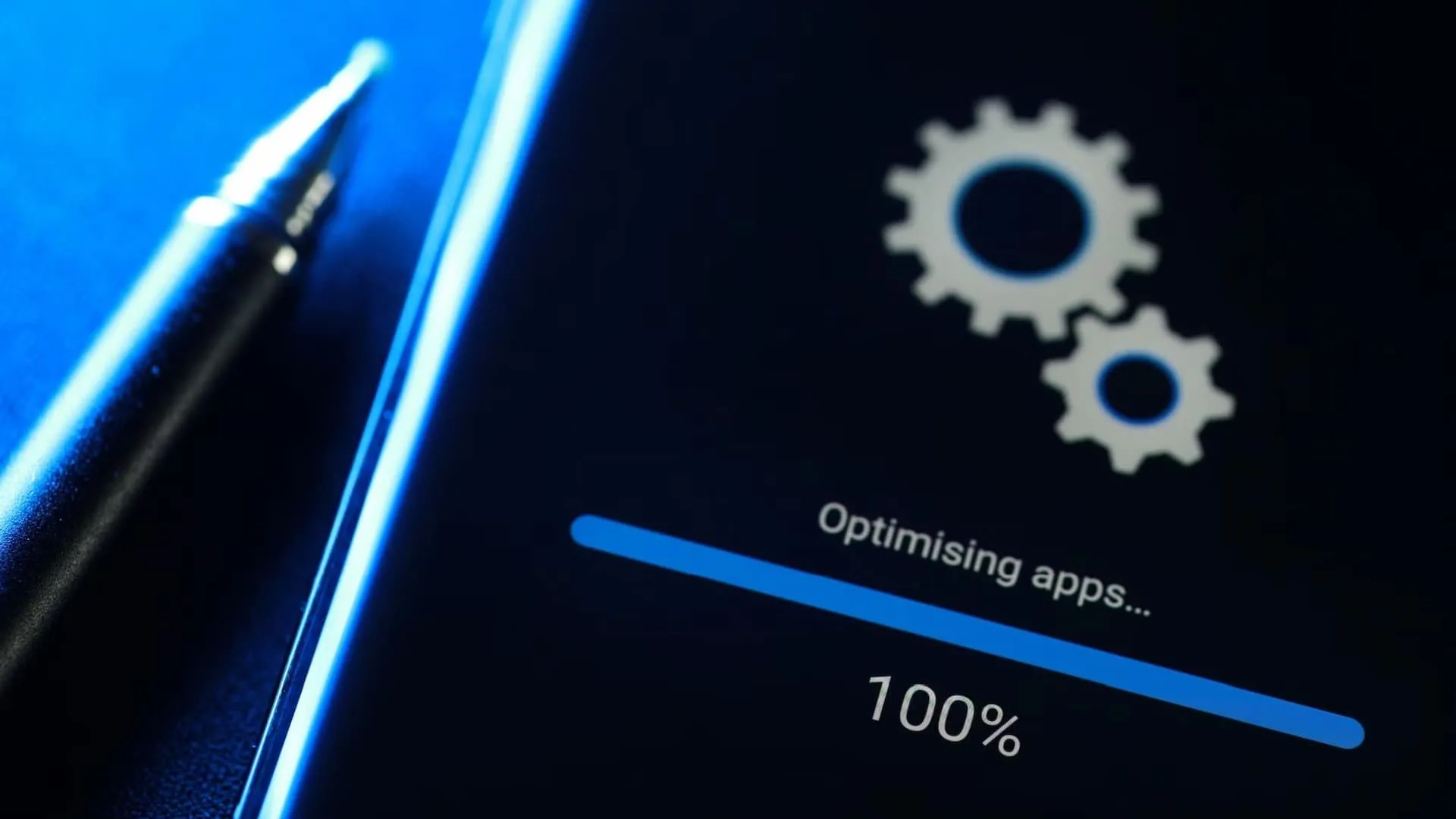 Điện thoại Android đang trong quá trình cài đặt bản cập nhật hệ thống, minh họa tầm quan trọng của việc cập nhật bảo mật.