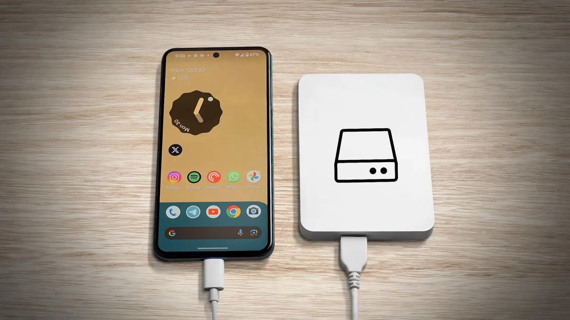 Điện thoại Android hiển thị màn hình chính bên cạnh ổ cứng, minh họa tầm quan trọng của việc sao lưu dữ liệu thường xuyên để bảo vệ thông tin cá nhân.