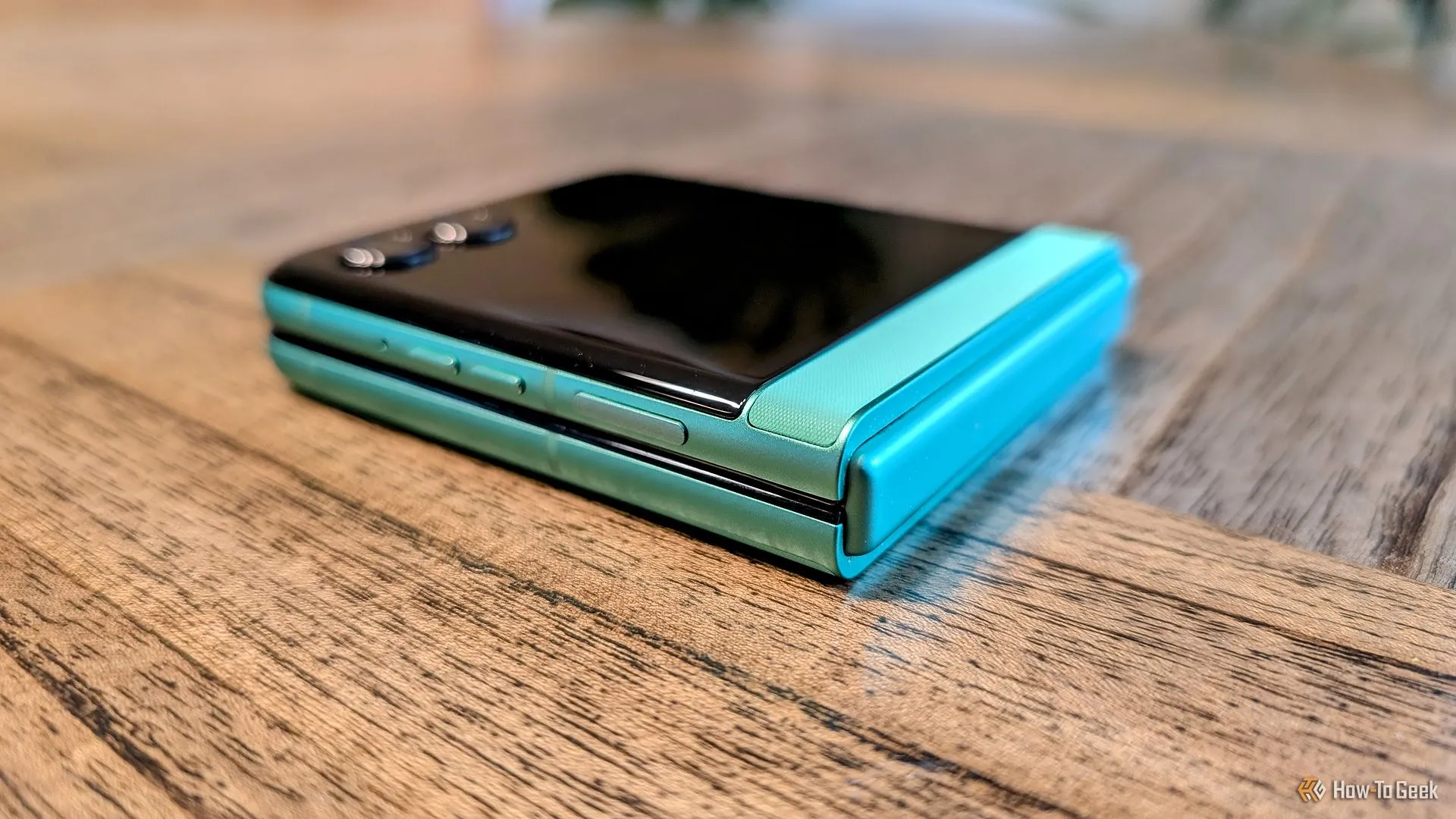 Điện thoại gập Motorola Razr 2025 màu xanh lá (Spring Bud) khi đóng lại, nhỏ gọn và sang trọng.