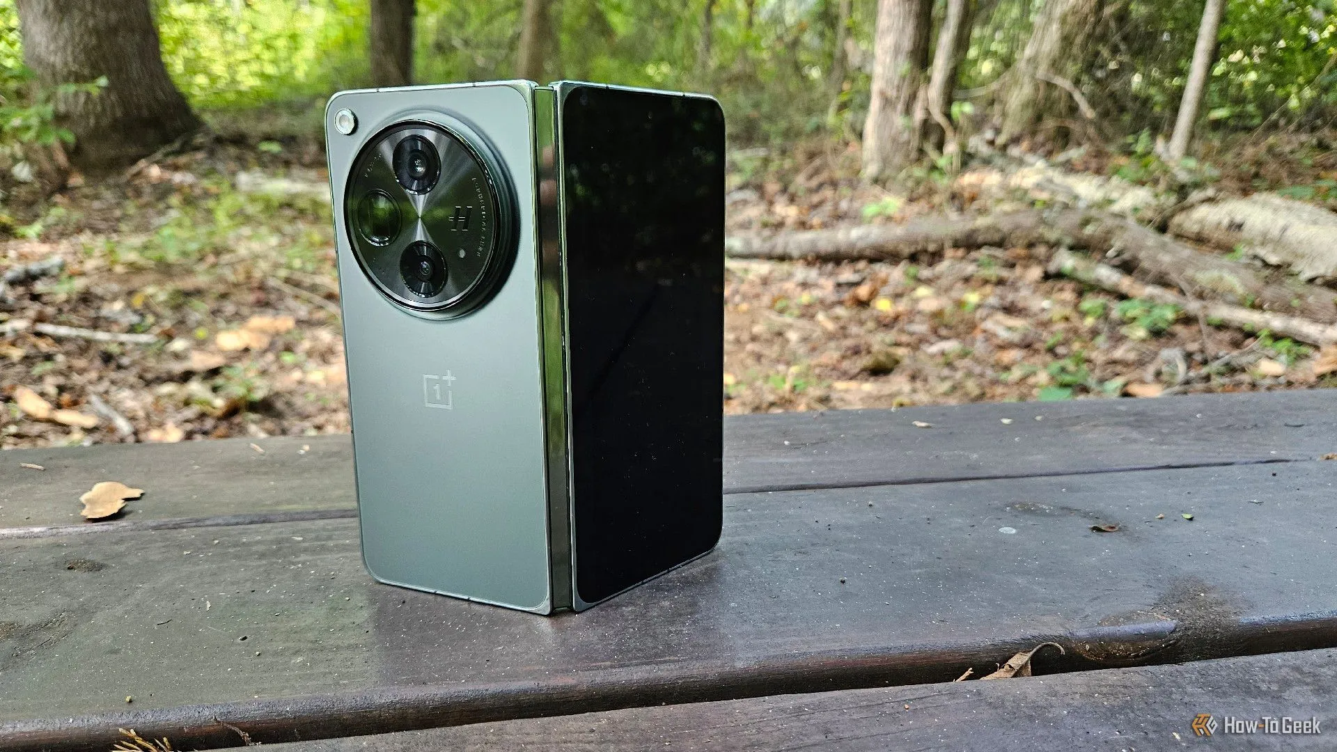 Điện thoại gập OnePlus Open đang đứng trên ghế dài, đại diện cho các thiết bị OnePlus sẽ nhận bản cập nhật Android 16 và OxygenOS 16.