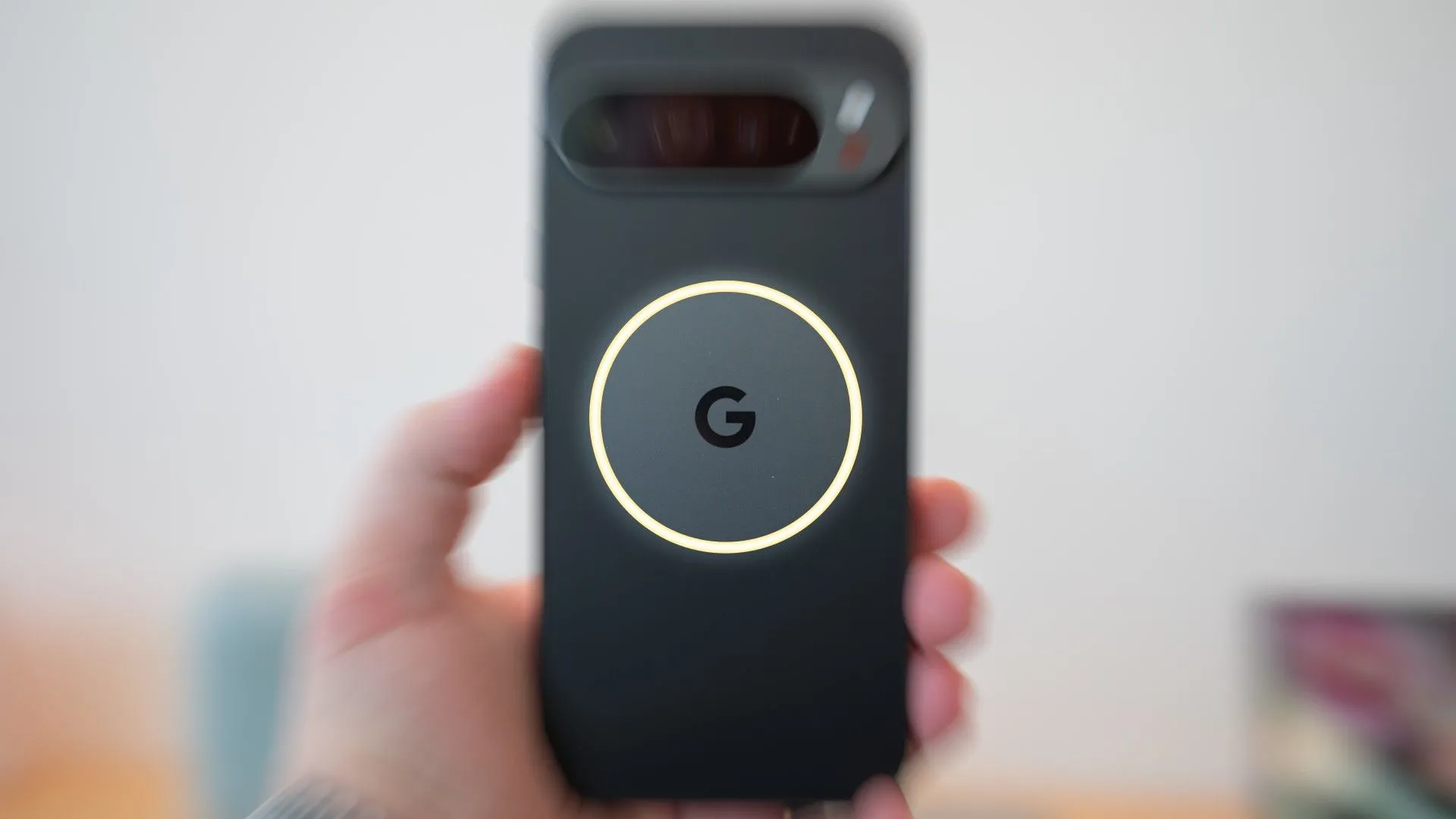 Điện thoại Google Pixel 10 được gắn một phụ kiện từ tính tương thích MagSafe, gợi ý tính năng sạc không dây nam châm.