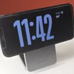 Điện thoại iPhone hiển thị chế độ StandBy trên giá đỡ sạc không dây MagFlow Qi2