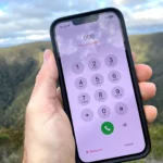 Điện thoại iPhone hiển thị thông báo SOS trong khu vực hẻo lánh, minh họa tính năng khẩn cấp.