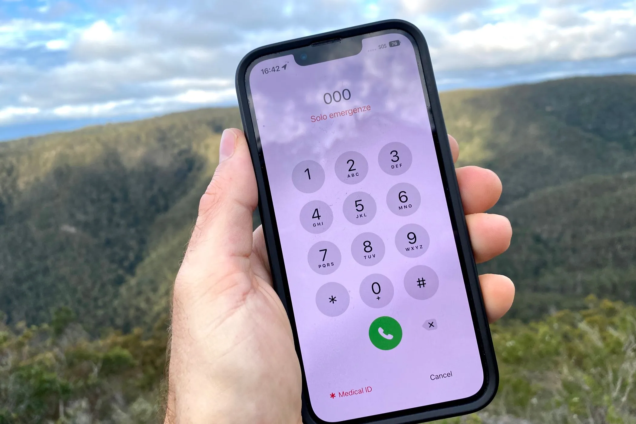 Điện thoại iPhone hiển thị thông báo SOS trong khu vực hẻo lánh, minh họa tính năng khẩn cấp.