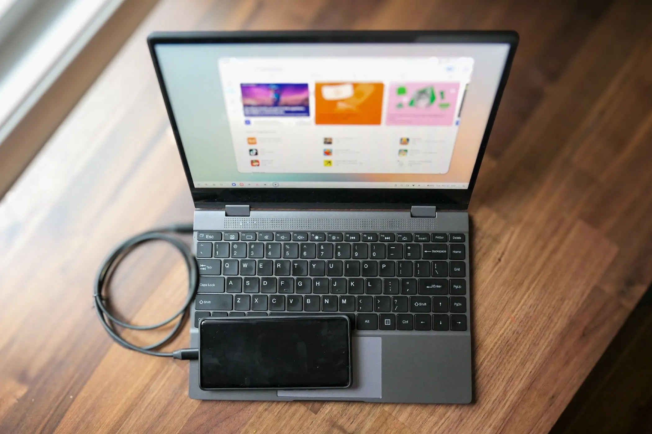 Điện thoại Motorola Edge+ kết nối với lapdock UPerfect để sử dụng chế độ desktop Android