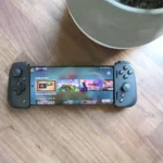 Điện thoại Motorola Edge+ kết nối với tay cầm chơi game Razer Kishi v2 chuyên dụng trên Android.