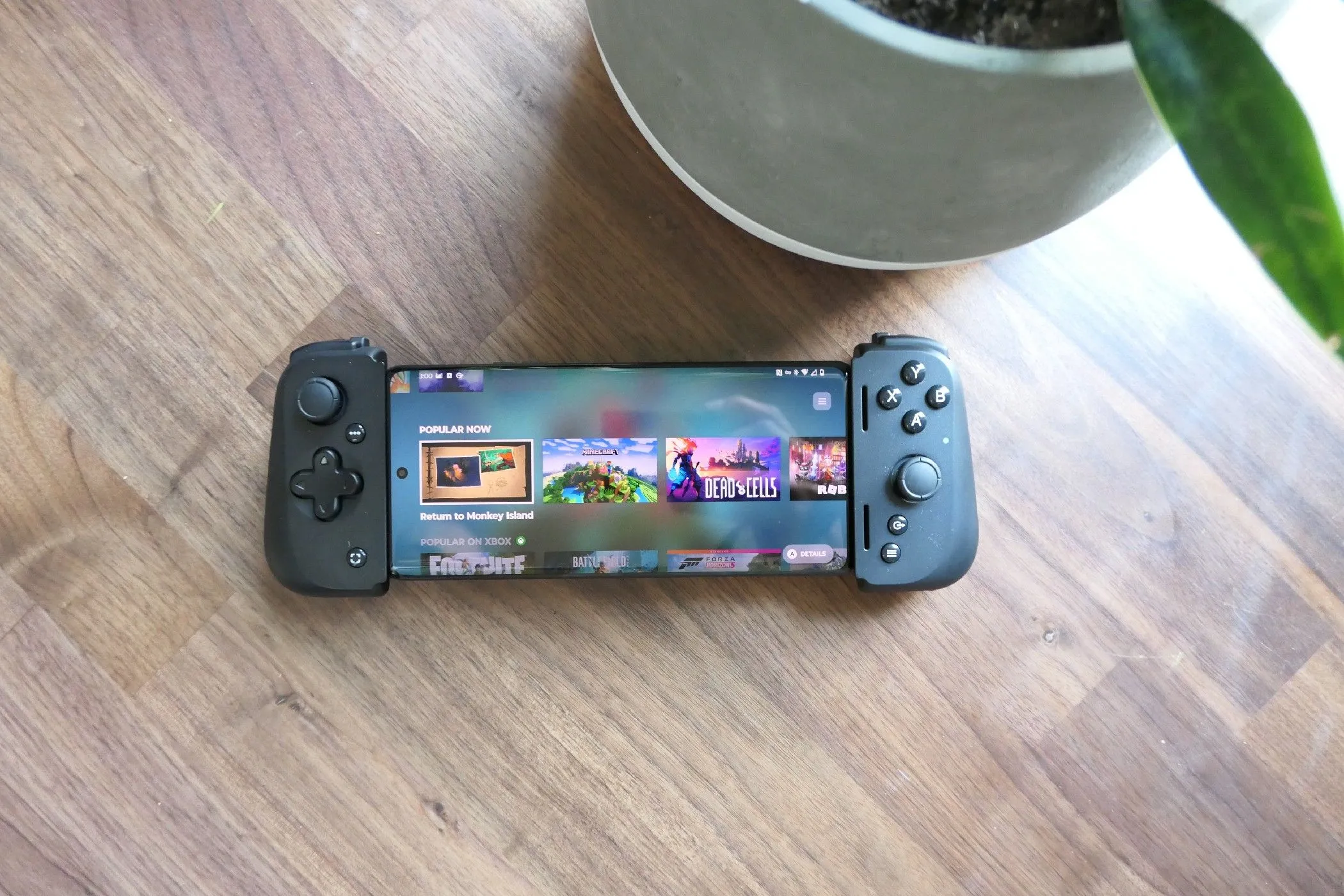 Điện thoại Motorola Edge+ kết nối với tay cầm chơi game Razer Kishi v2 chuyên dụng trên Android.