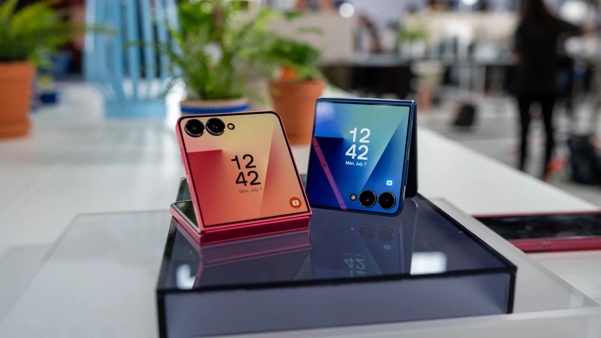 điện thoại samsung galaxy z flip 7 với nhiều màu sắc khác nhau đặt trên bàn