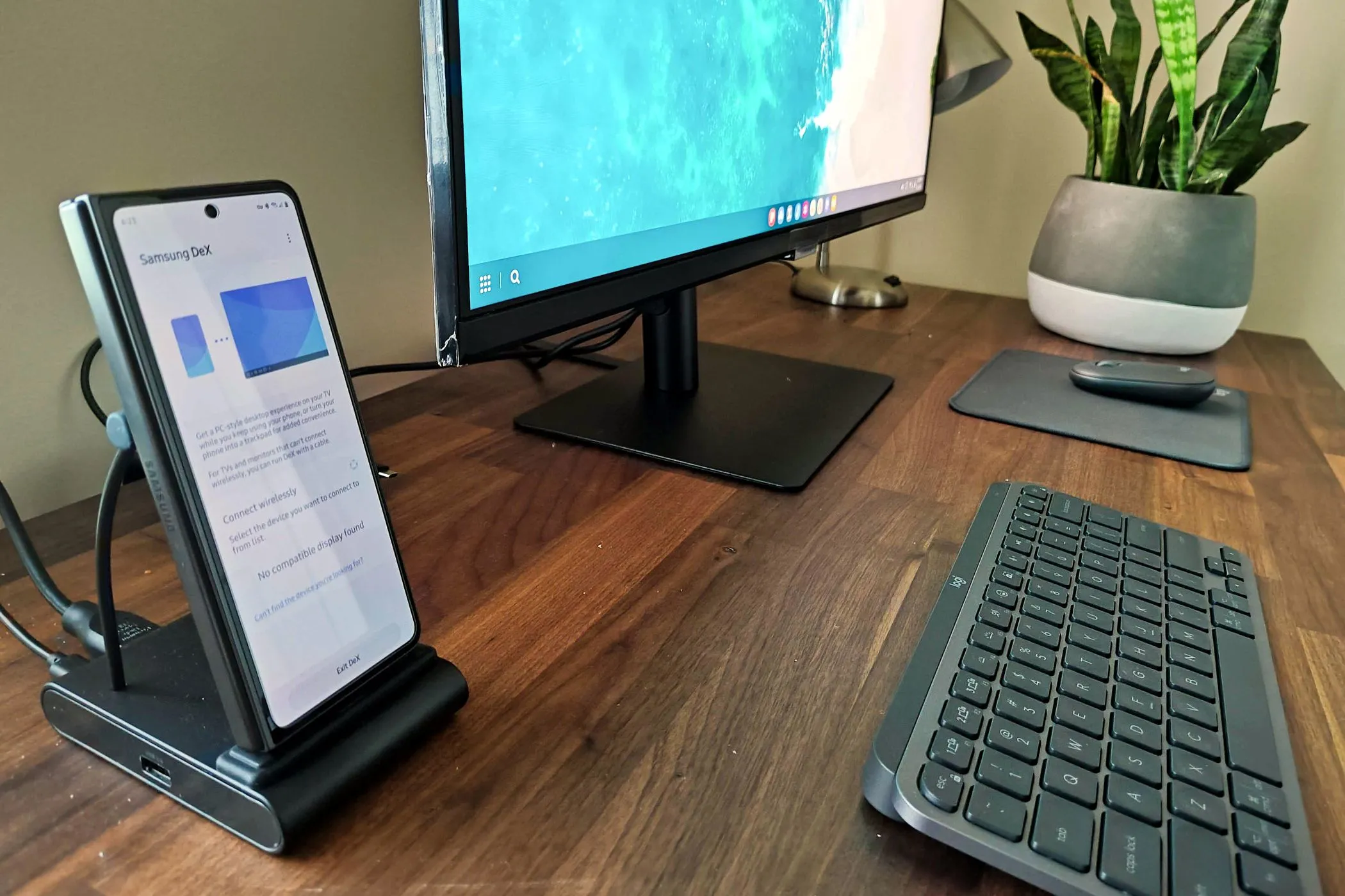 Điện thoại Samsung Galaxy Z Fold 5 đang được kết nối với đế DeX, hiển thị khả năng biến smartphone thành máy tính để bàn