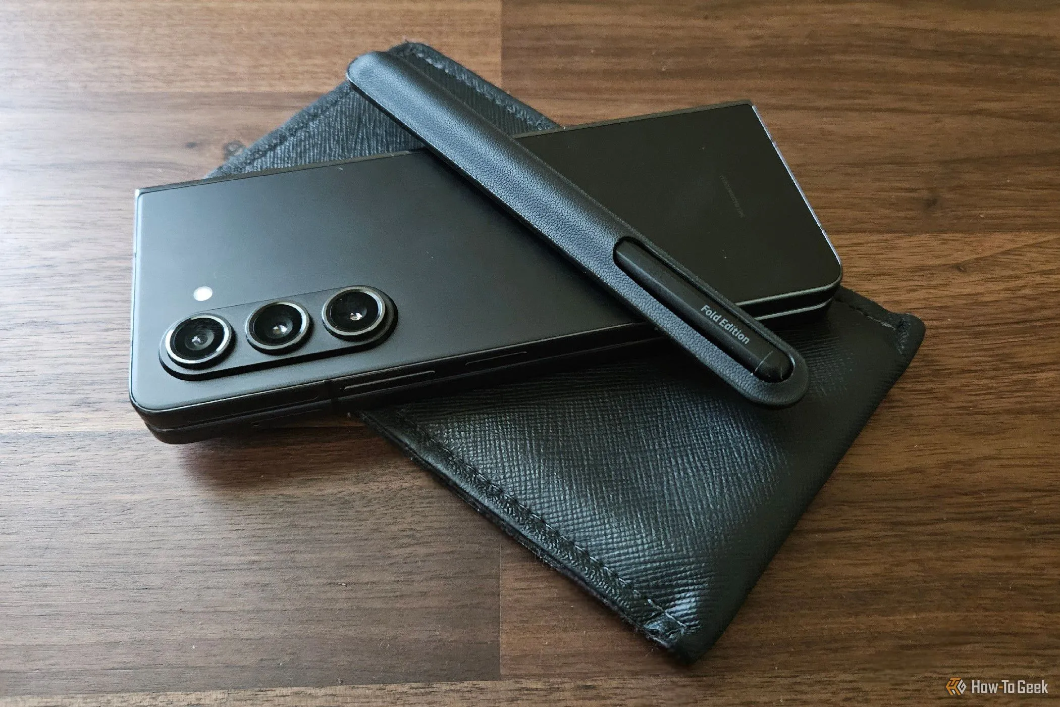 Điện thoại Samsung Galaxy Z Fold 5 đi kèm bút S Pen và bao đựng, thể hiện khả năng sử dụng linh hoạt và phụ kiện đi kèm