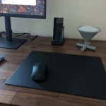 Điện thoại Samsung Galaxy Z Fold 6 kết nối Samsung DeX với màn hình ngoài, minh họa khả năng biến smartphone thành máy tính để bàn.