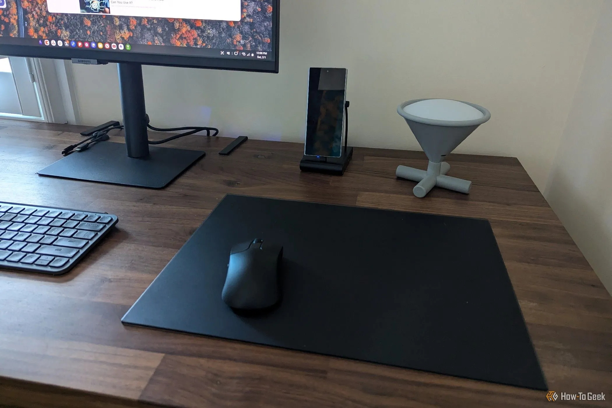 Điện thoại Samsung Galaxy Z Fold 6 kết nối Samsung DeX với màn hình ngoài, minh họa khả năng biến smartphone thành máy tính để bàn.