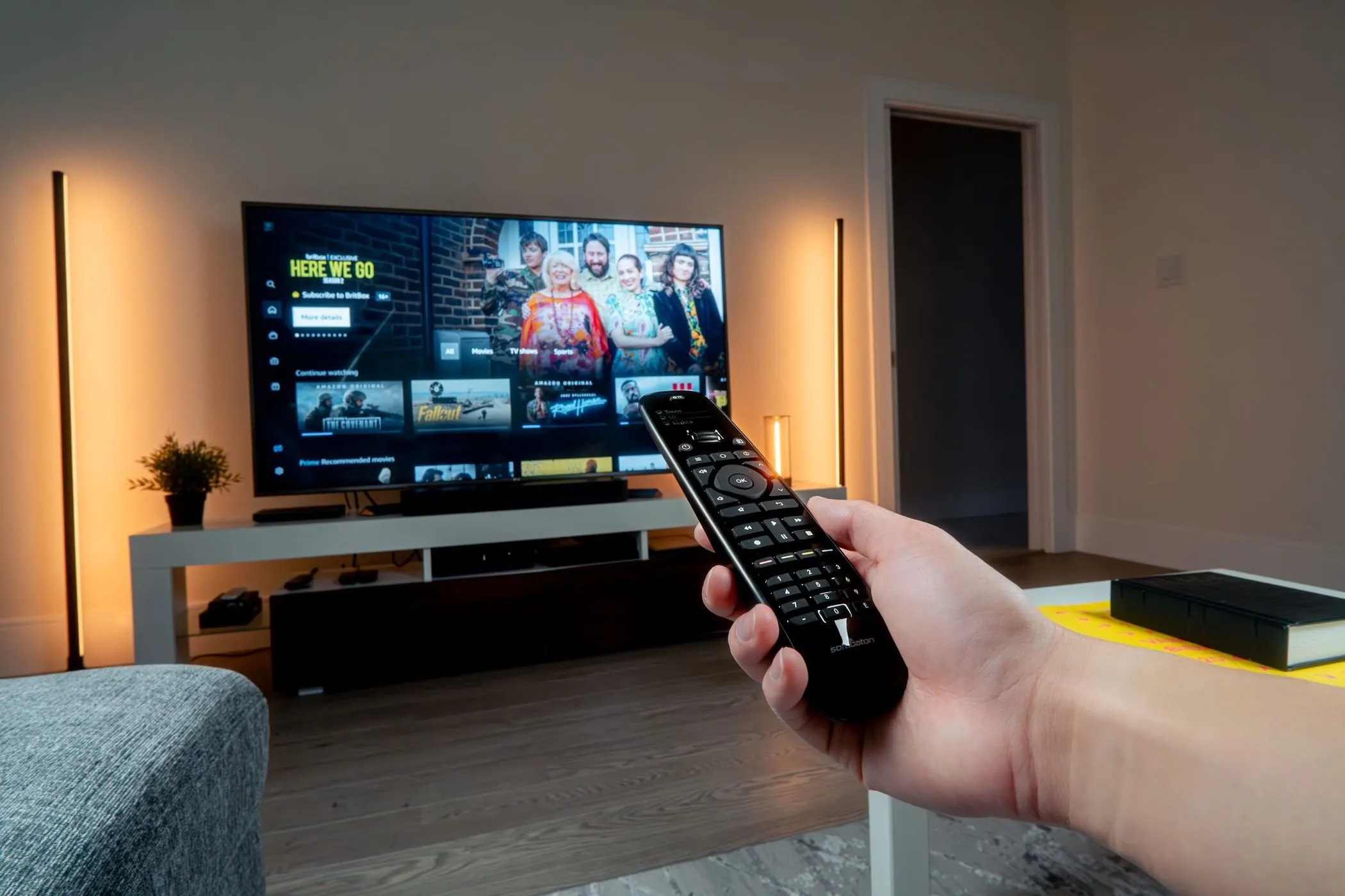 Điều khiển từ xa đa năng Sofabaton, tiện lợi cho việc điều khiển giải trí trên PS5