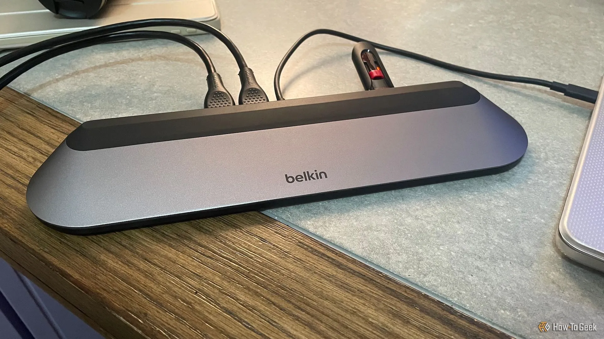 Dock Belkin Connect 11-in-1 USB-C Pro đang hoạt động, kết nối với laptop, hai màn hình HDMI và ổ USB flash, minh họa khả năng đa tác vụ.