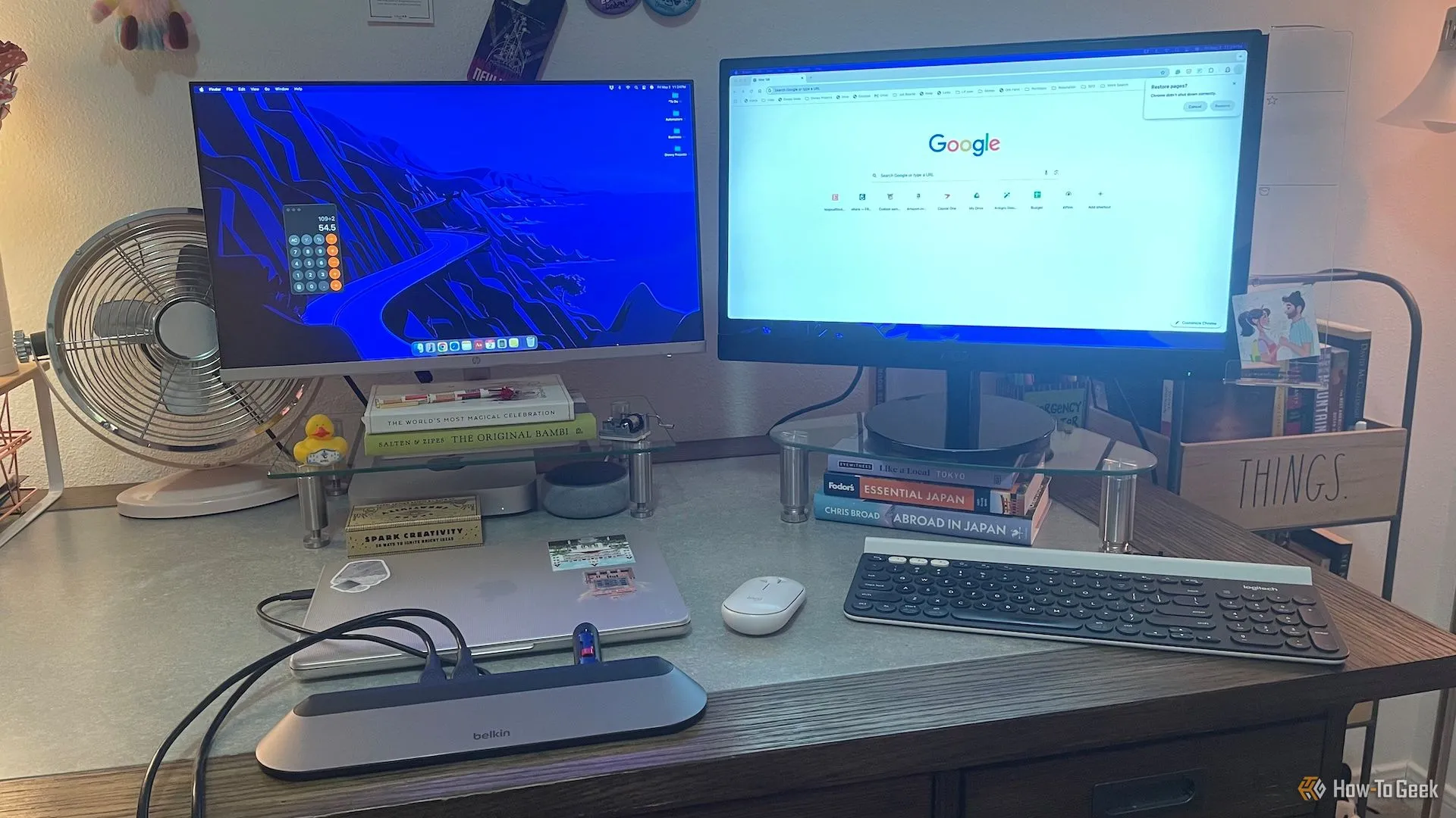 Dock Belkin Connect 11-in-1 USB-C Pro đặt giữa hai màn hình, trình diễn khả năng hỗ trợ thiết lập đa màn hình cho workstation.