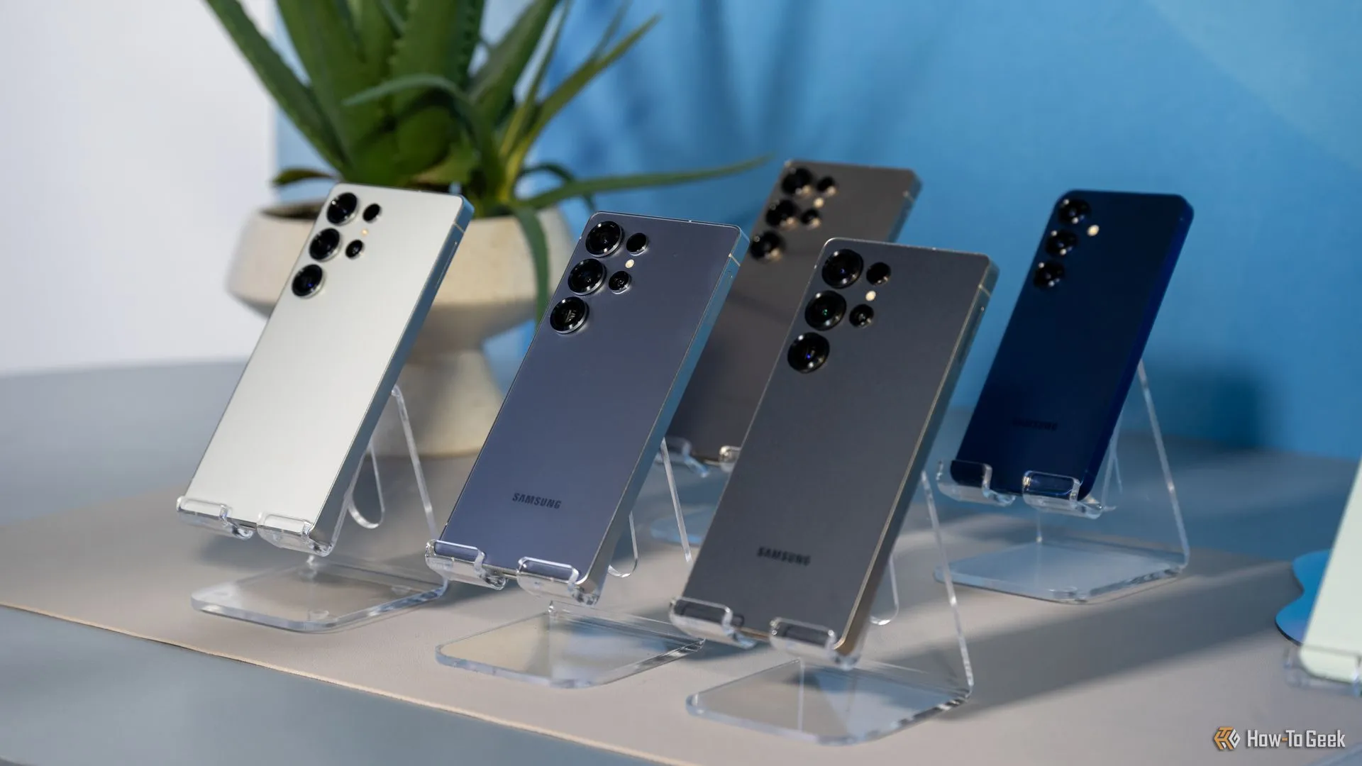 Dòng điện thoại Samsung Galaxy S25 Ultra với nhiều tùy chọn màu sắc khác nhau, thể hiện sự đa dạng về thiết kế.