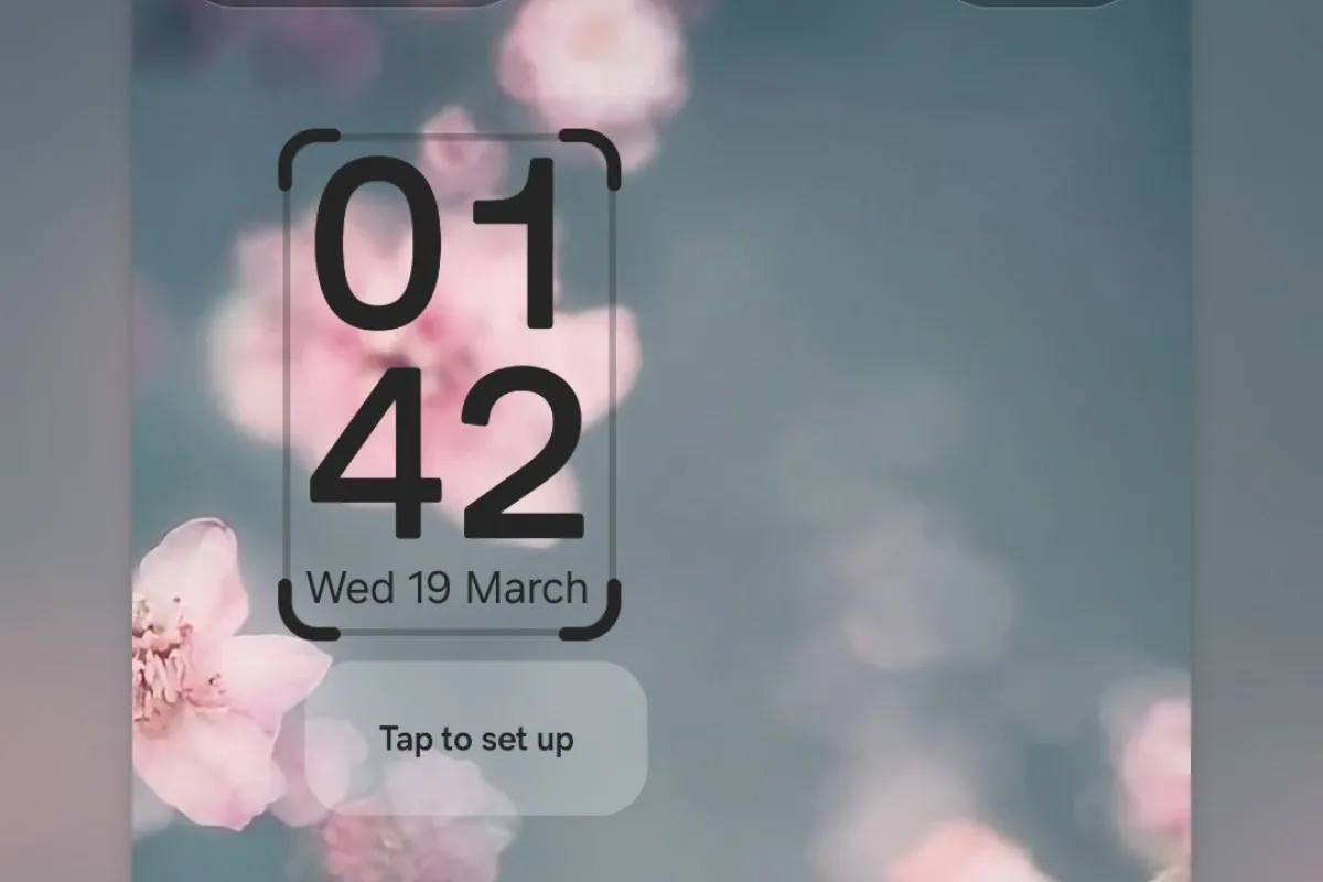 Đồng hồ màn hình khóa trên Galaxy S25 với One UI 7.0 hiển thị trên nền hình ảnh sáng, minh họa khả năng thay đổi màu sắc thích ứng.