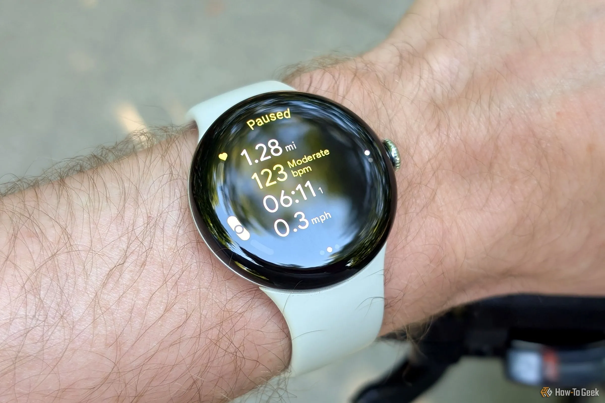 Đồng hồ thông minh Google Pixel Watch 3 trên cổ tay