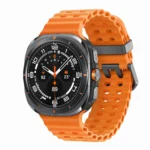 Đồng hồ thông minh Samsung Galaxy Watch Ultra 47mm màu trắng trên nền đơn sắc.