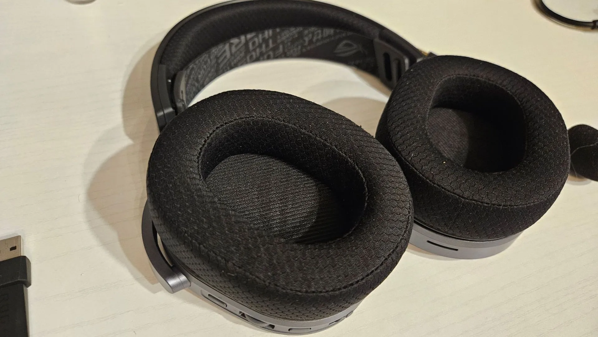 Earcup hình oval với lớp lưới thoáng khí của tai nghe ASUS ROG Pelta