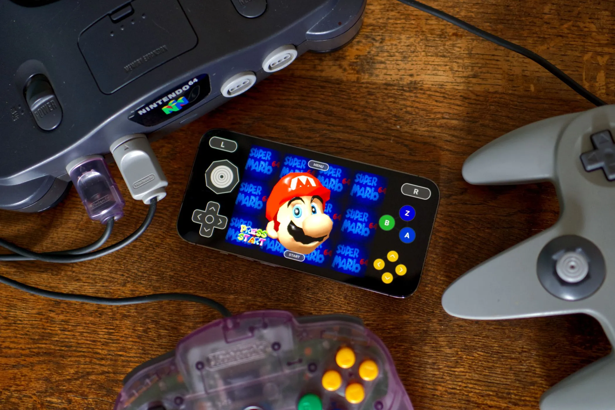 Game Super Mario 64 trên Nintendo 64 chạy qua trình giả lập Delta trên iPhone, minh chứng cho việc các ứng dụng ngoài App Store có thể hoạt động hiệu quả.