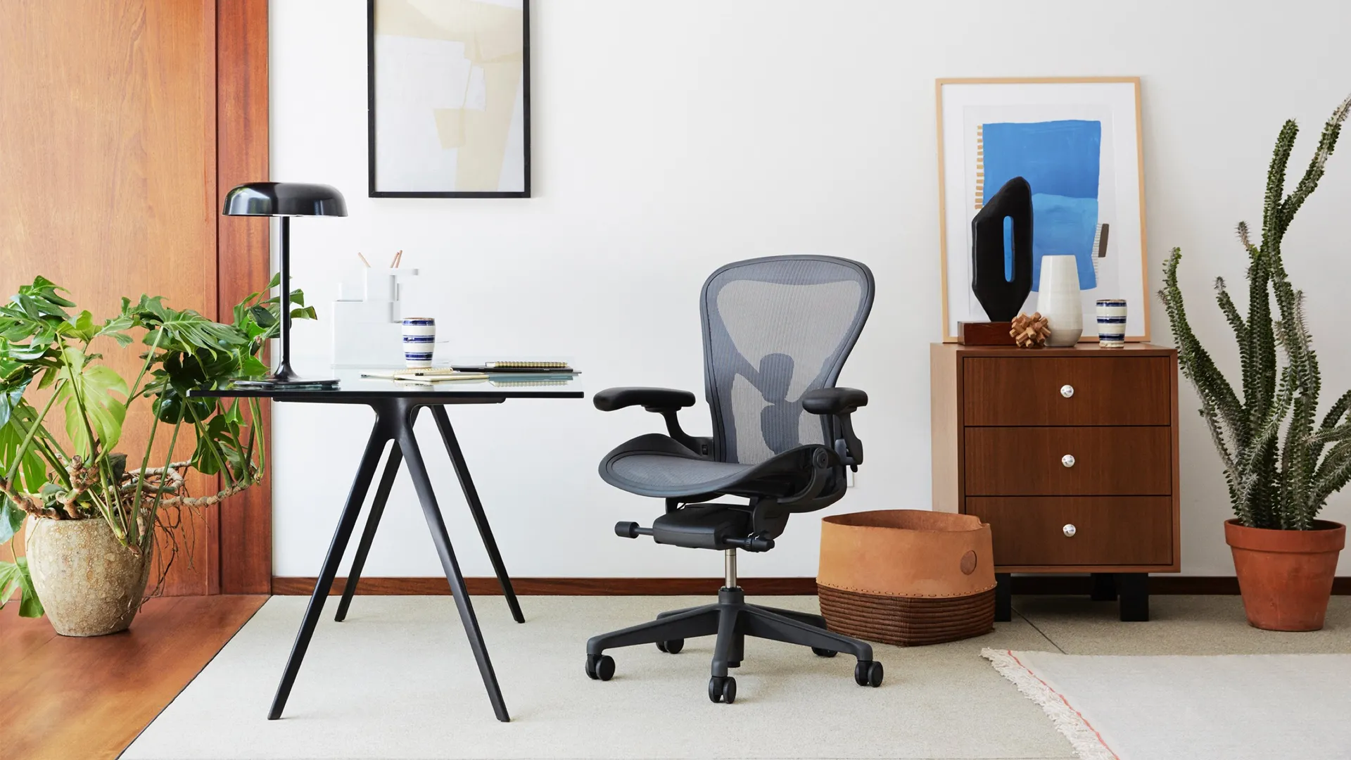 Ghế văn phòng Herman Miller Aeron trong một văn phòng hiện đại giữa thế kỷ.