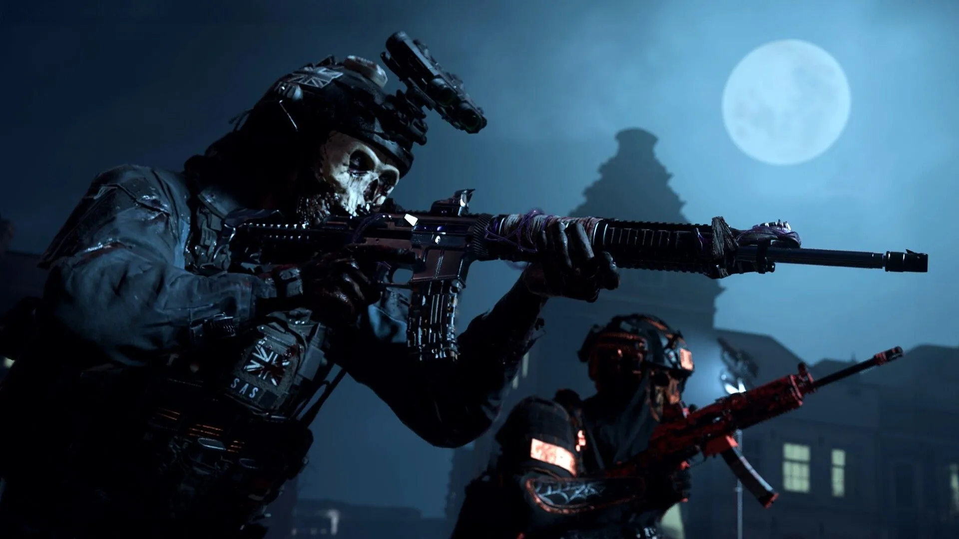Ghost và một đặc vụ khác di chuyển trên chiến trường đêm trong Call of Duty Modern Warfare 2, thể hiện không khí căng thẳng của nhiệm vụ.