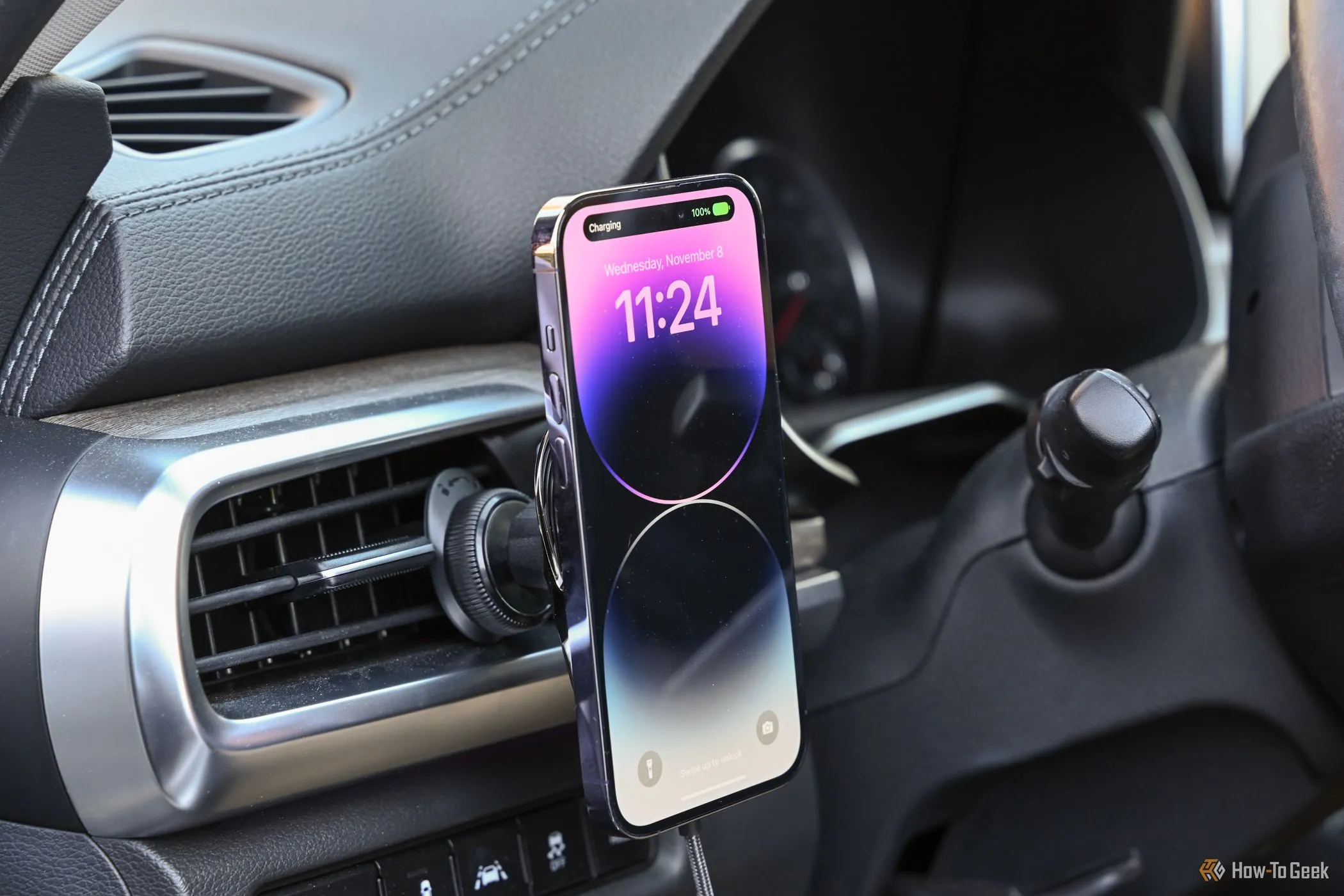 Giá đỡ điện thoại Pitaka MagEZ Car Mount Pro 2 gắn trên xe, so sánh với sự tiện lợi của Apple CarPlay