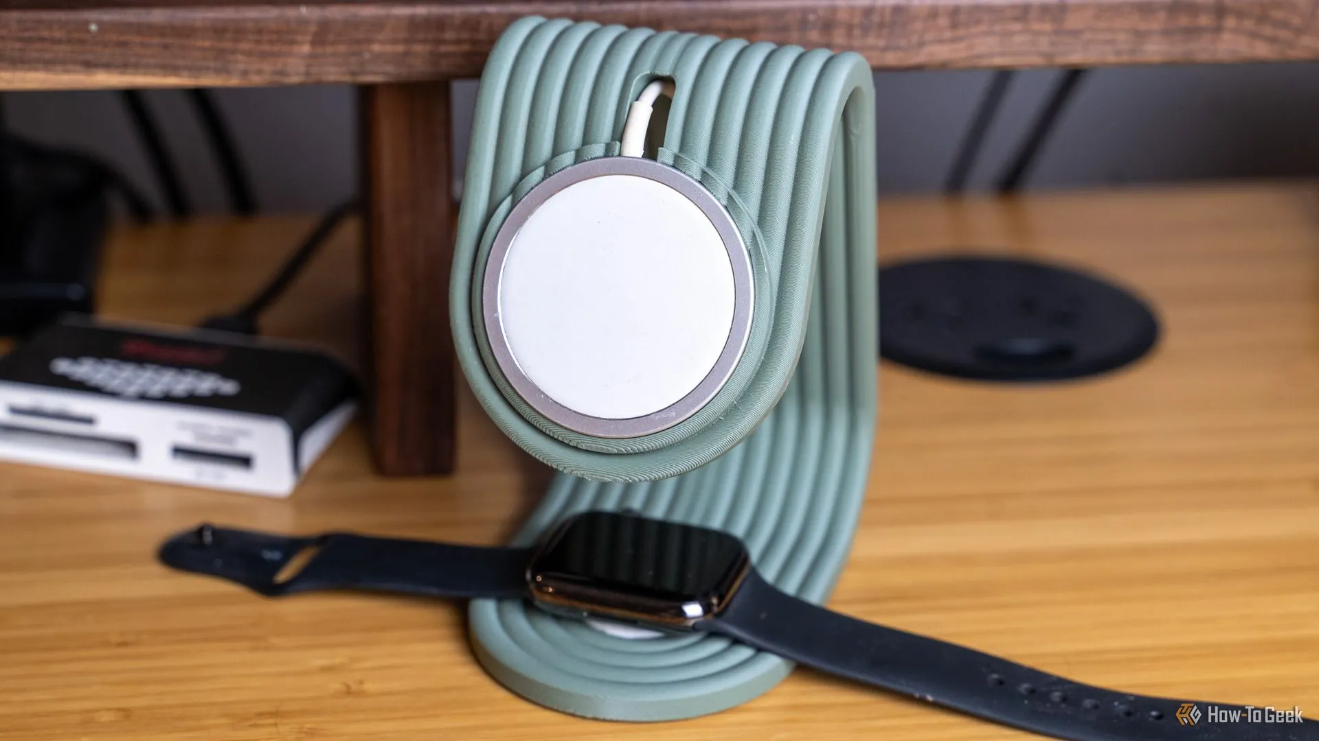 Giá đỡ sạc MagSafe in 3D cho iPhone và Apple Watch trên bàn làm việc