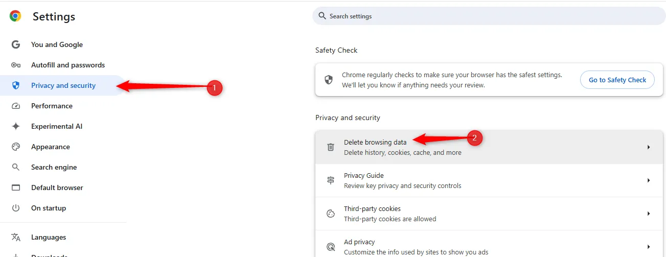 Giao diện Cài đặt (Settings) của Chrome, mũi tên chỉ đến mục Quyền riêng tư và bảo mật (Privacy and Security).