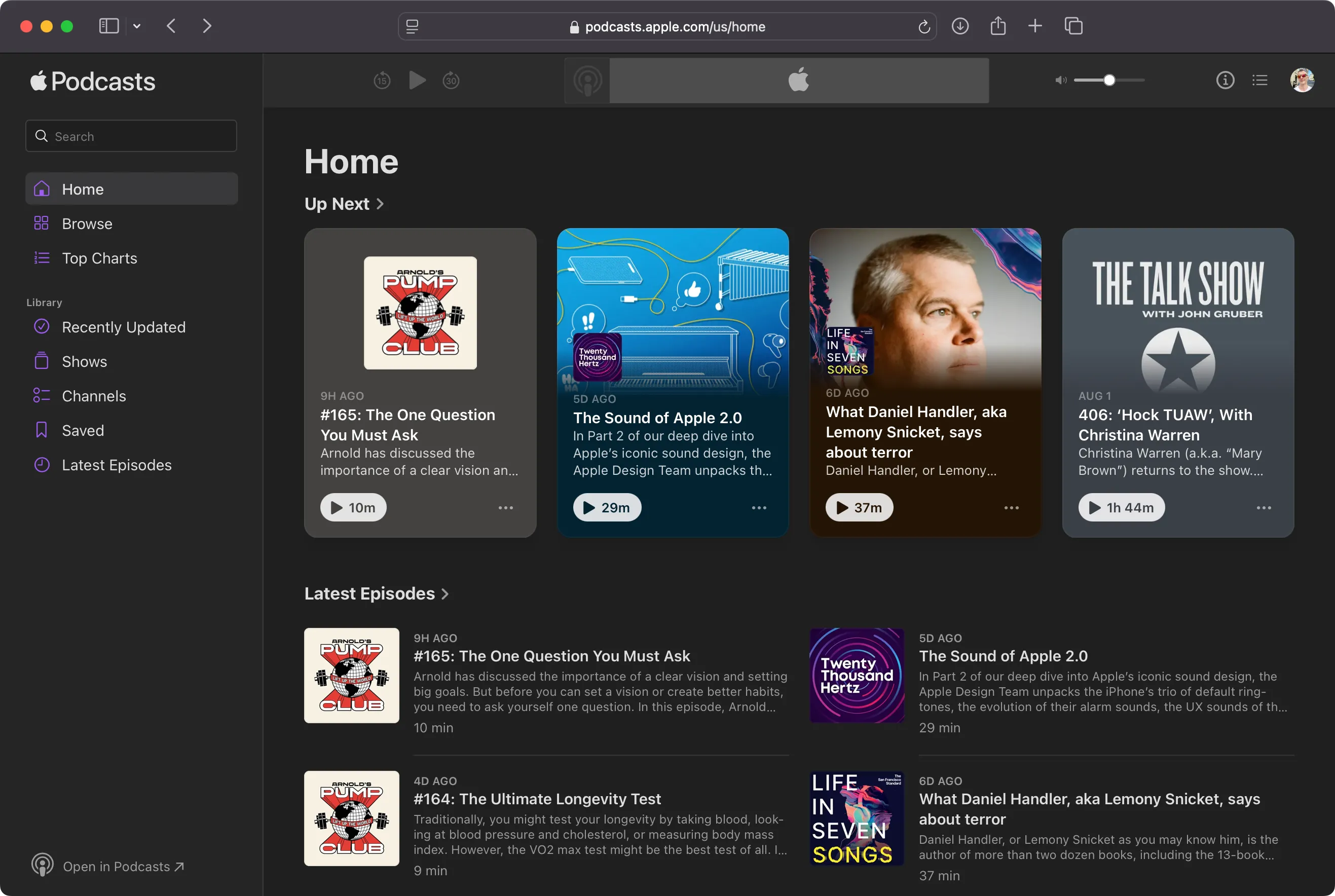 Giao diện chính của ứng dụng web Apple Podcasts với thẻ Trang chủ (Home) được chọn, hiển thị các podcast đề xuất và phổ biến.