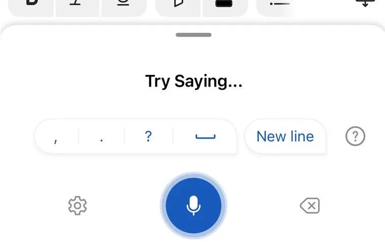 Giao diện tính năng đọc chính tả đang hoạt động trên ứng dụng Word Mobile với biểu tượng micro màu xanh nhấp nháy.