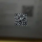 Giao diện ứng dụng Code Scanner trên iPhone với nút bật đèn pin