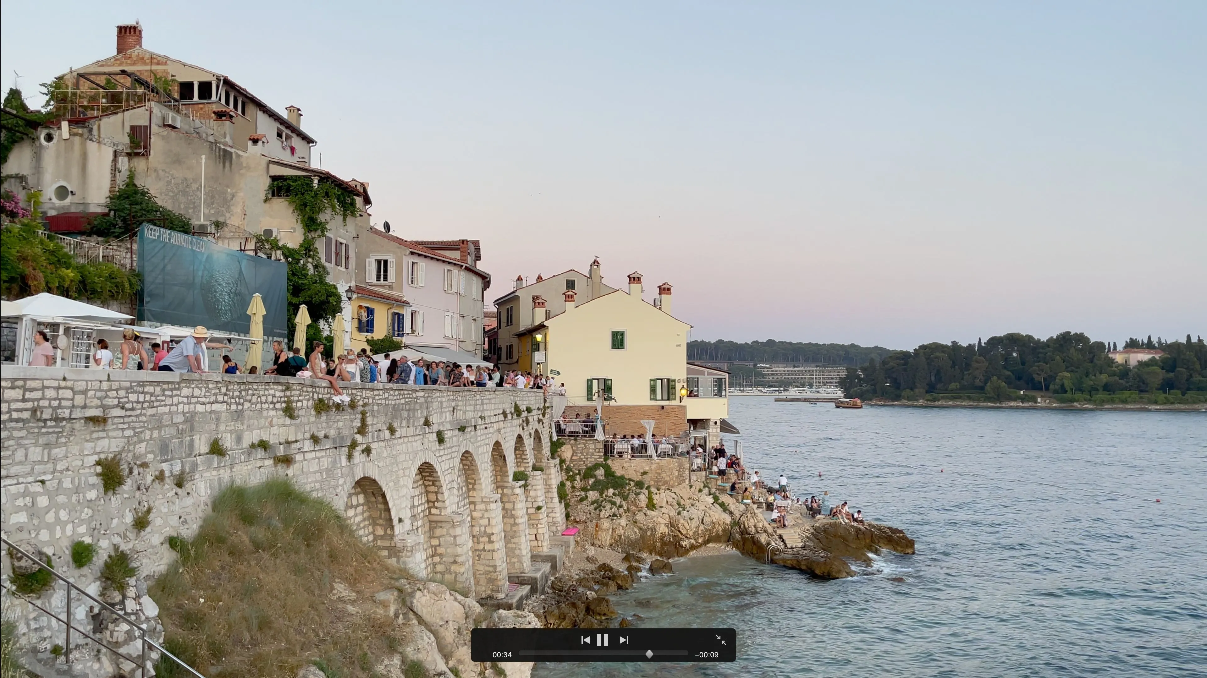 Giao diện xem trước và điều khiển media toàn màn hình của dự án iMovie Trailer trên Apple macOS Sequoia 15.5.