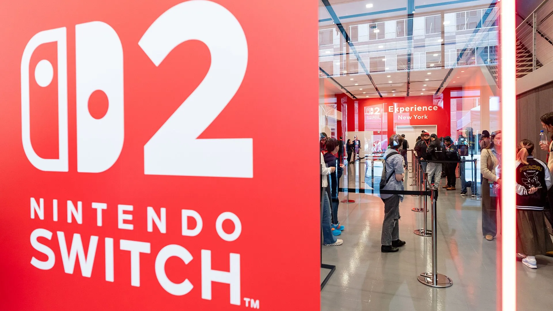 Góc chụp một trải nghiệm tương tác với Nintendo Switch 2 tại cửa hàng ở New York City, với nhiều người đang xếp hàng.