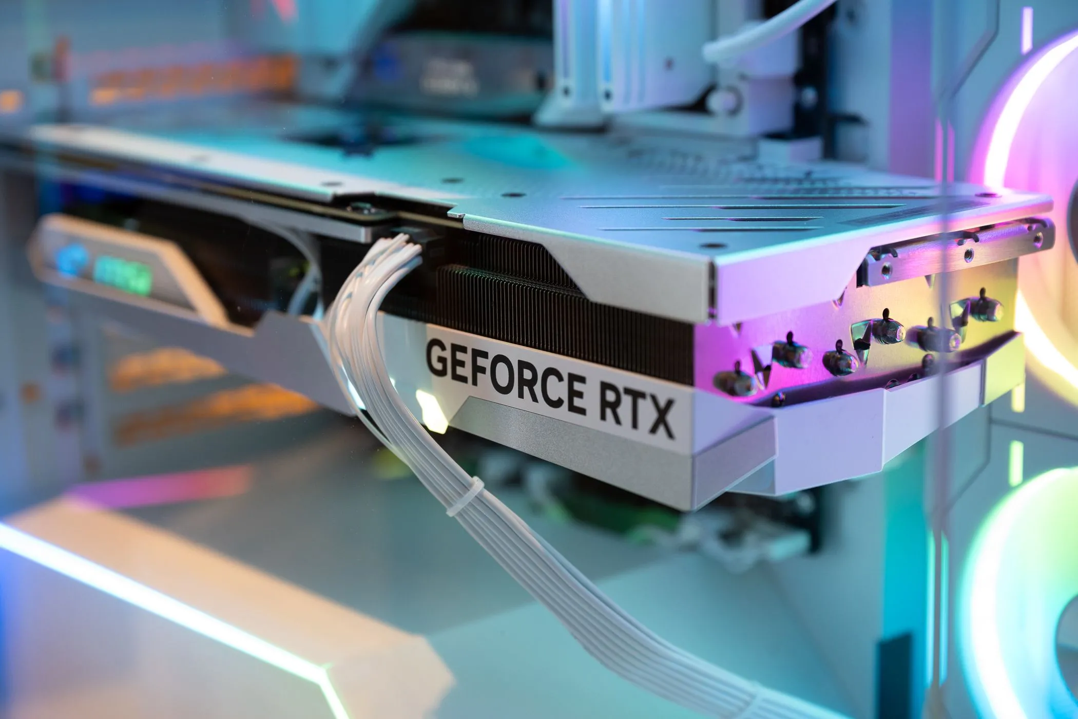 GPU NVIDIA GeForce RTX bên trong một máy tính chơi game.