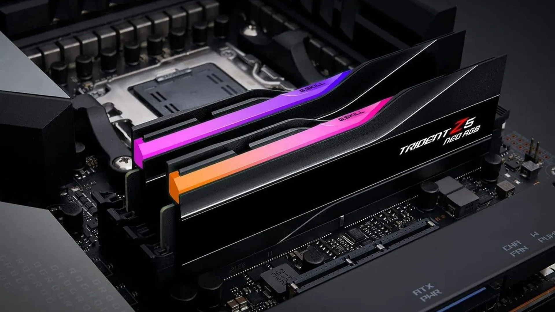 Hai mô-đun RAM G.SKILL Trident Z Neo RGB được cắm vào các khe DIMM trên bo mạch chủ, thể hiện sản phẩm RAM DDR5 tối ưu cho Ryzen.