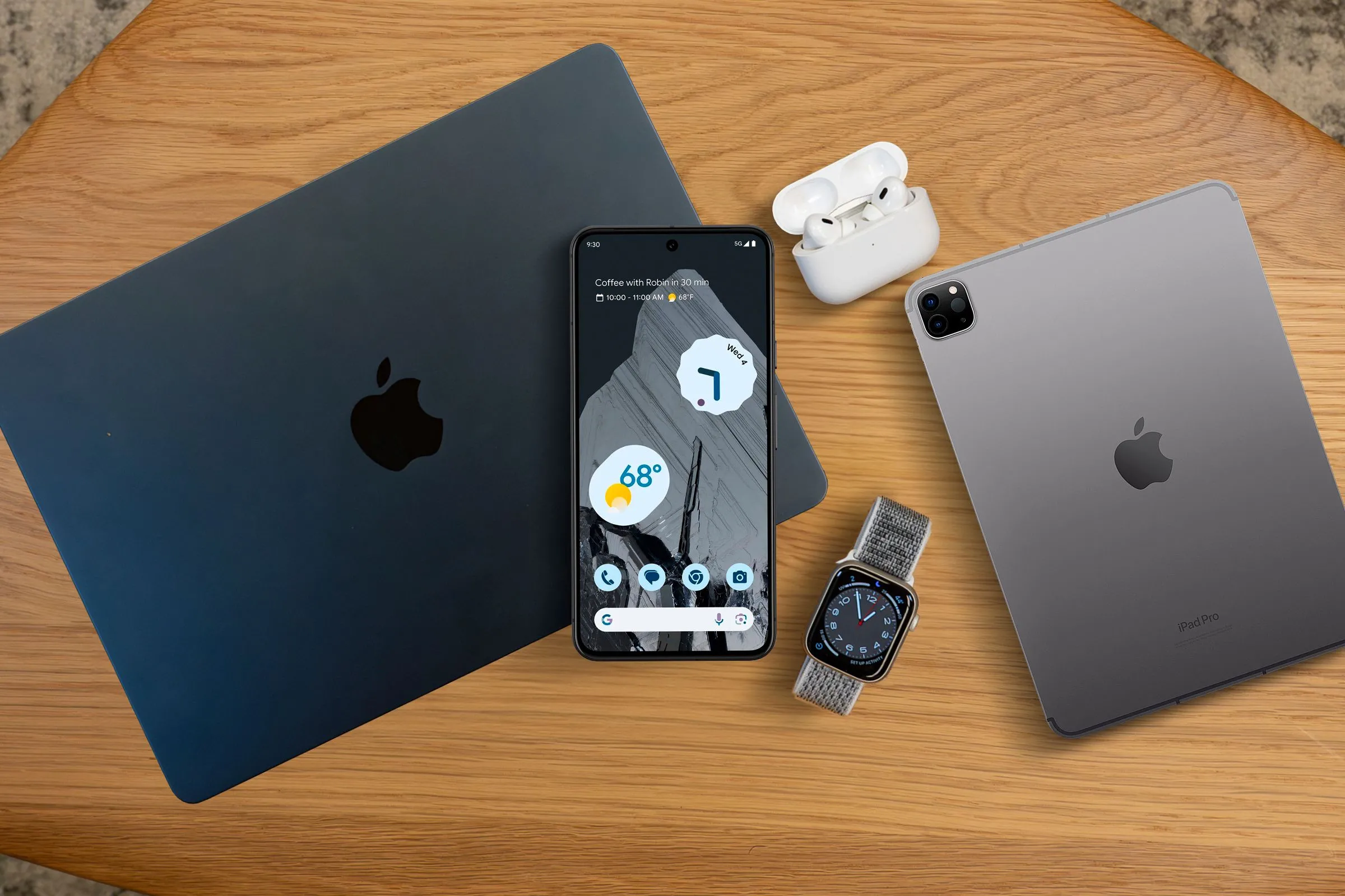 Hệ sinh thái Apple (Macbook, iPad, AirPods, Apple Watch) và điện thoại Android, minh họa khả năng tương thích của Powerbeats Pro 2.