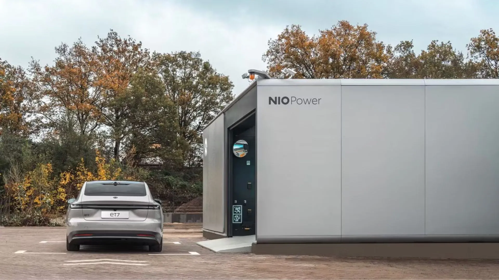 Hệ thống trạm đổi pin xe điện Nio Power Swap Station đang tự động thay pin cho một chiếc xe điện, minh họa công nghệ đổi pin nhanh chóng
