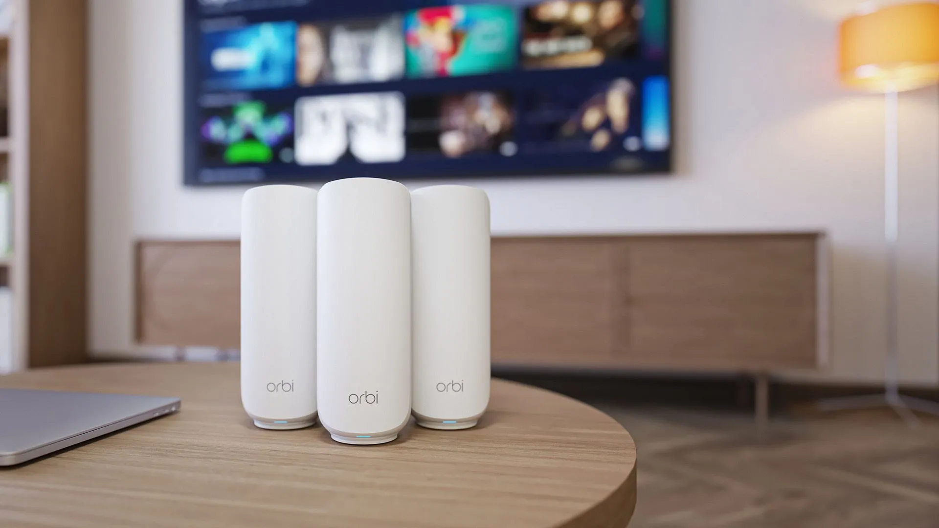 Hệ thống Wi-Fi Mesh Netgear Orbi Wi-Fi 7 với các thiết bị định tuyến màu trắng, hứa hẹn vùng phủ sóng rộng và hiệu năng cao.