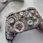 Hình ảnh bên trong của tay cầm Xbox One đã được tháo tấm vỏ ngoài, cho thấy các linh kiện điện tử.