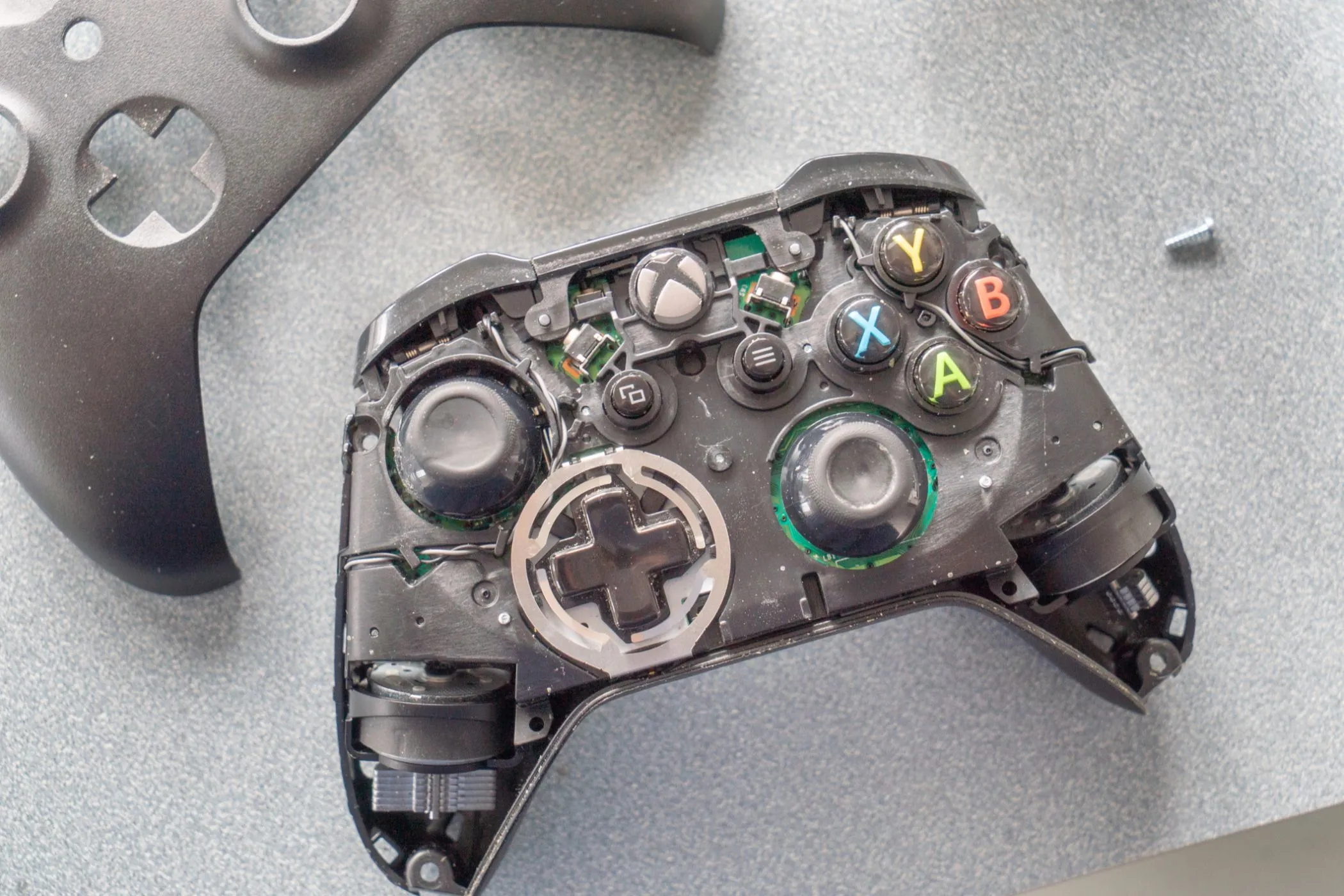 Hình ảnh bên trong của tay cầm Xbox One đã được tháo tấm vỏ ngoài, cho thấy các linh kiện điện tử.