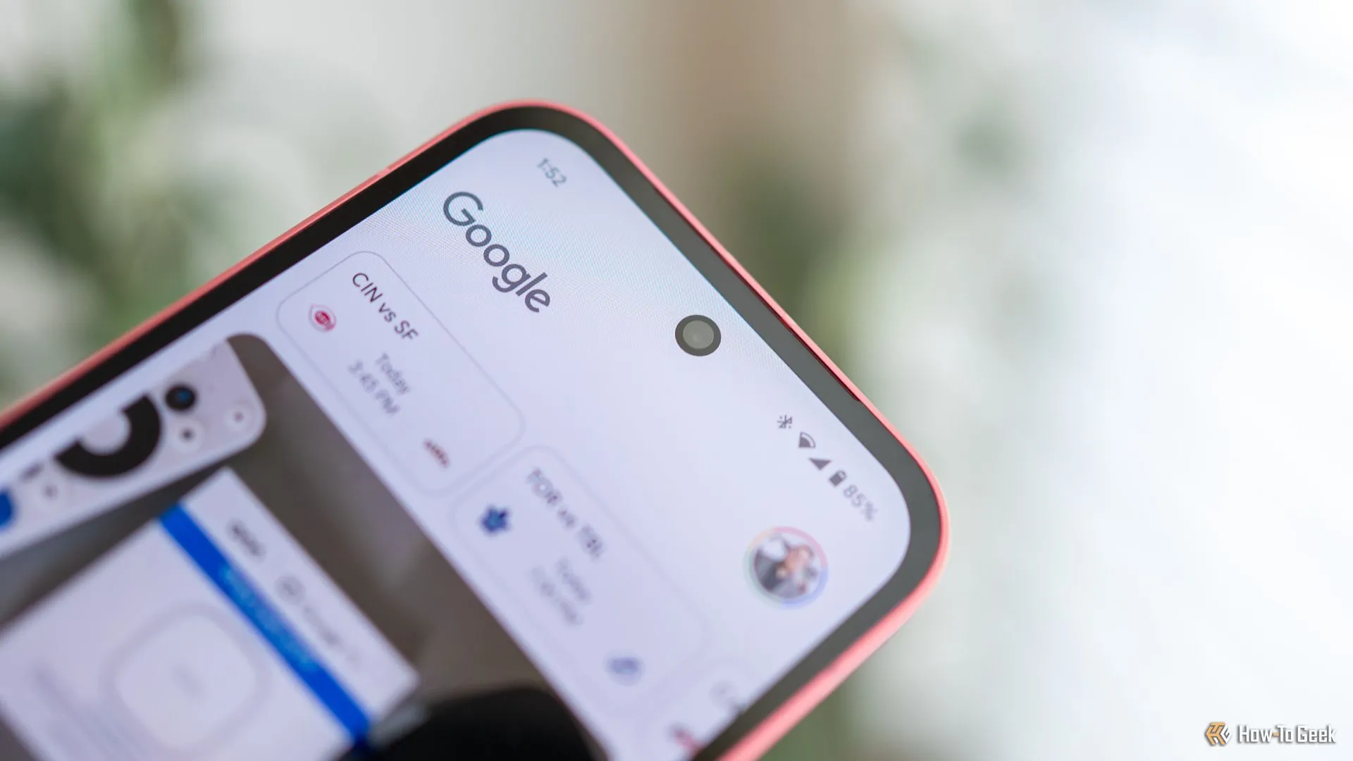Hình ảnh cận cảnh camera trước dạng &quot;lỗ đục&quot; (hole-punch) trên điện thoại Google Pixel 9a, thể hiện thiết kế phổ biến hiện nay.