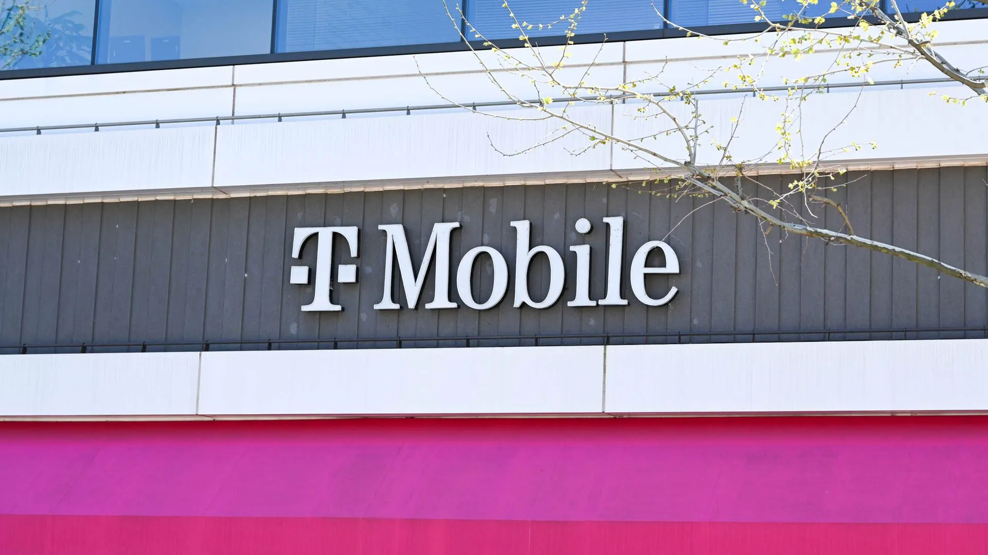 Hình ảnh logo T-Mobile và UScellular cạnh nhau, thể hiện thương vụ sáp nhập giữa hai nhà mạng di động lớn.