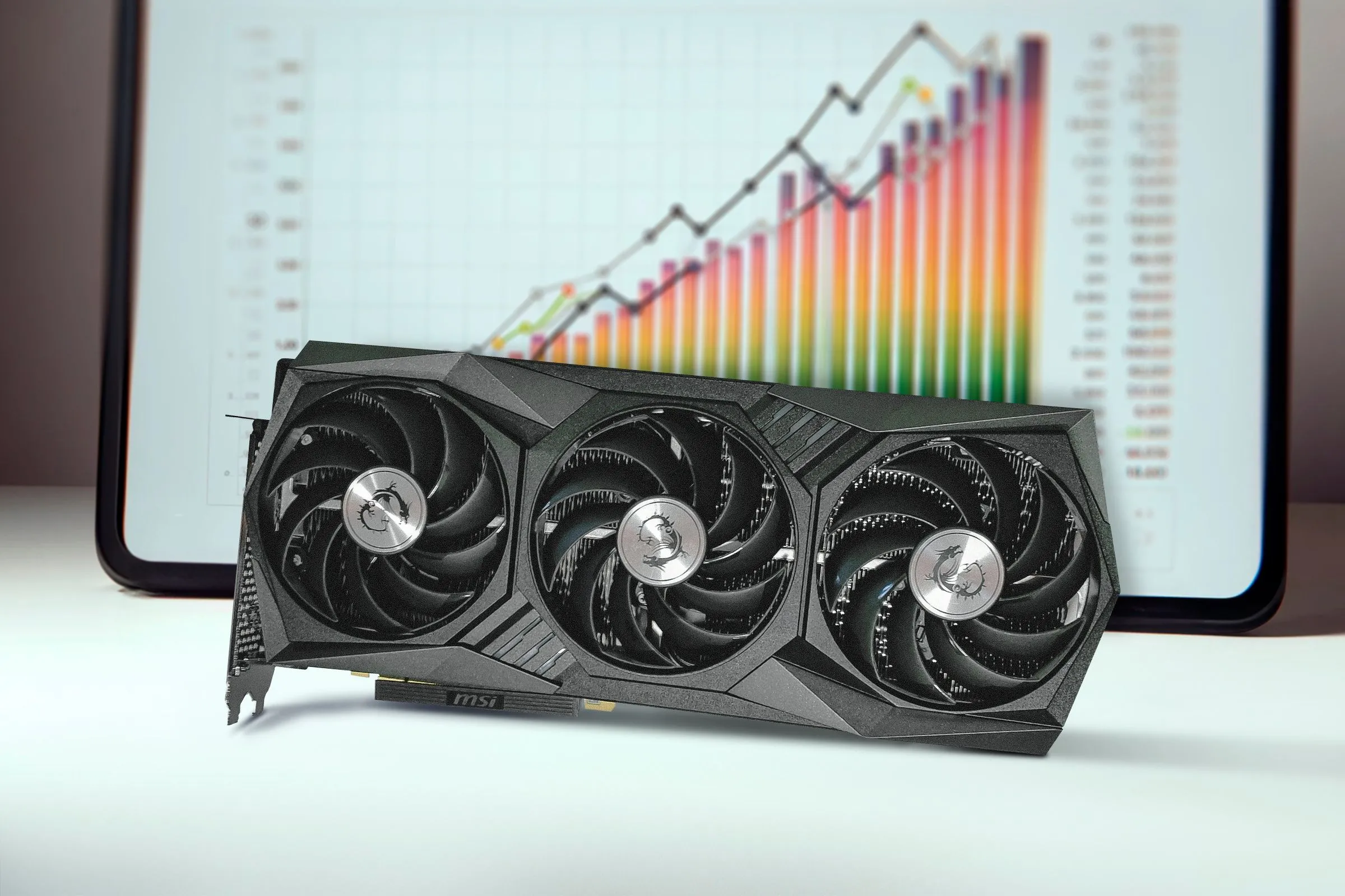 Hình ảnh minh họa card đồ họa GPU và biểu đồ hiệu năng benchmark