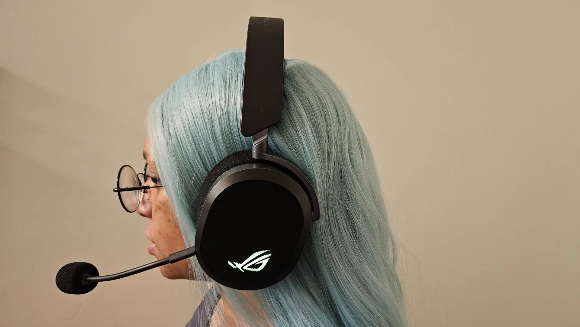 Hình ảnh một người dùng nữ đang trải nghiệm tai nghe gaming ASUS ROG Pelta