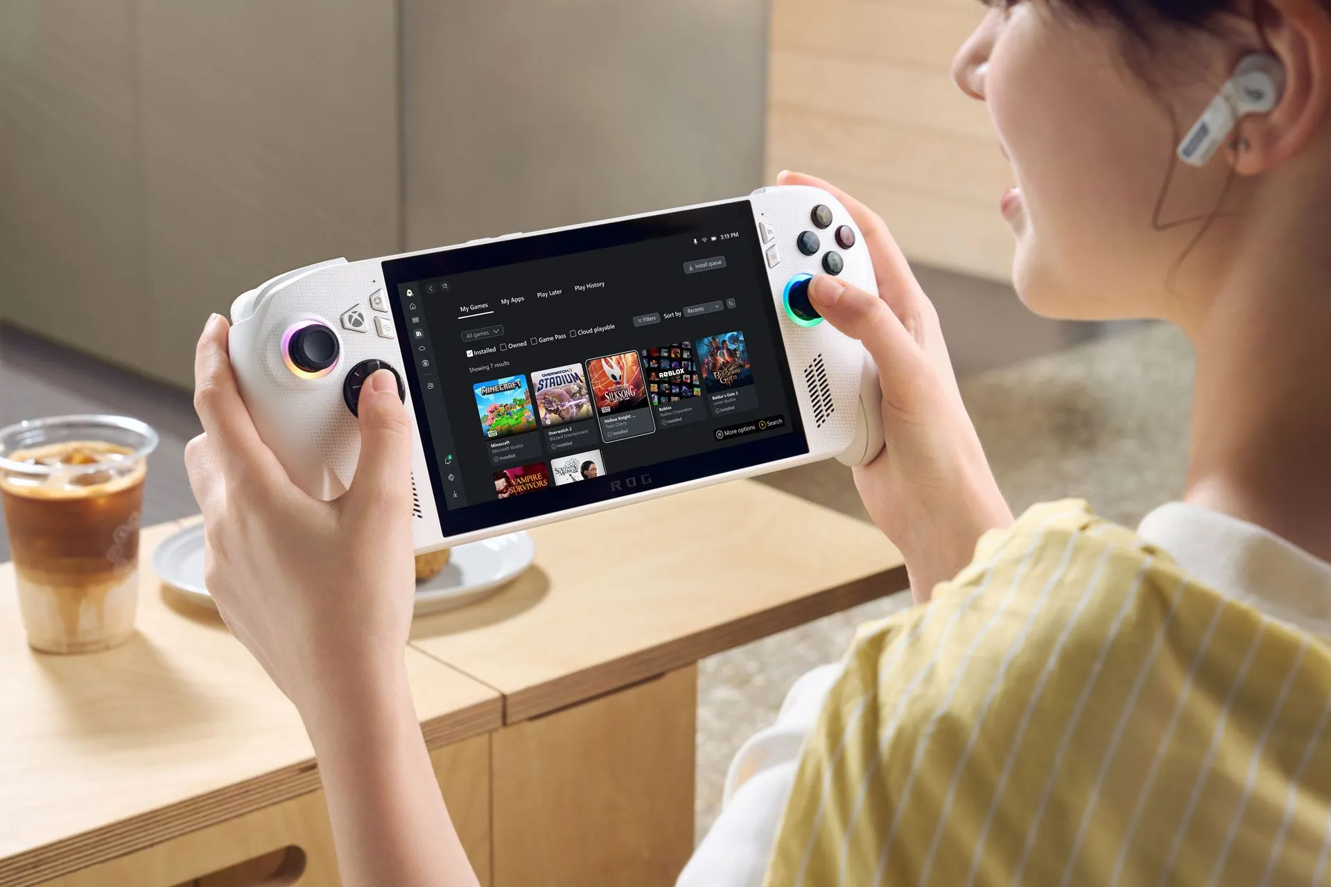 Hình ảnh quảng bá người dùng trải nghiệm game trên Xbox ROG Ally X, biểu tượng cho thế hệ Windows gaming mới.