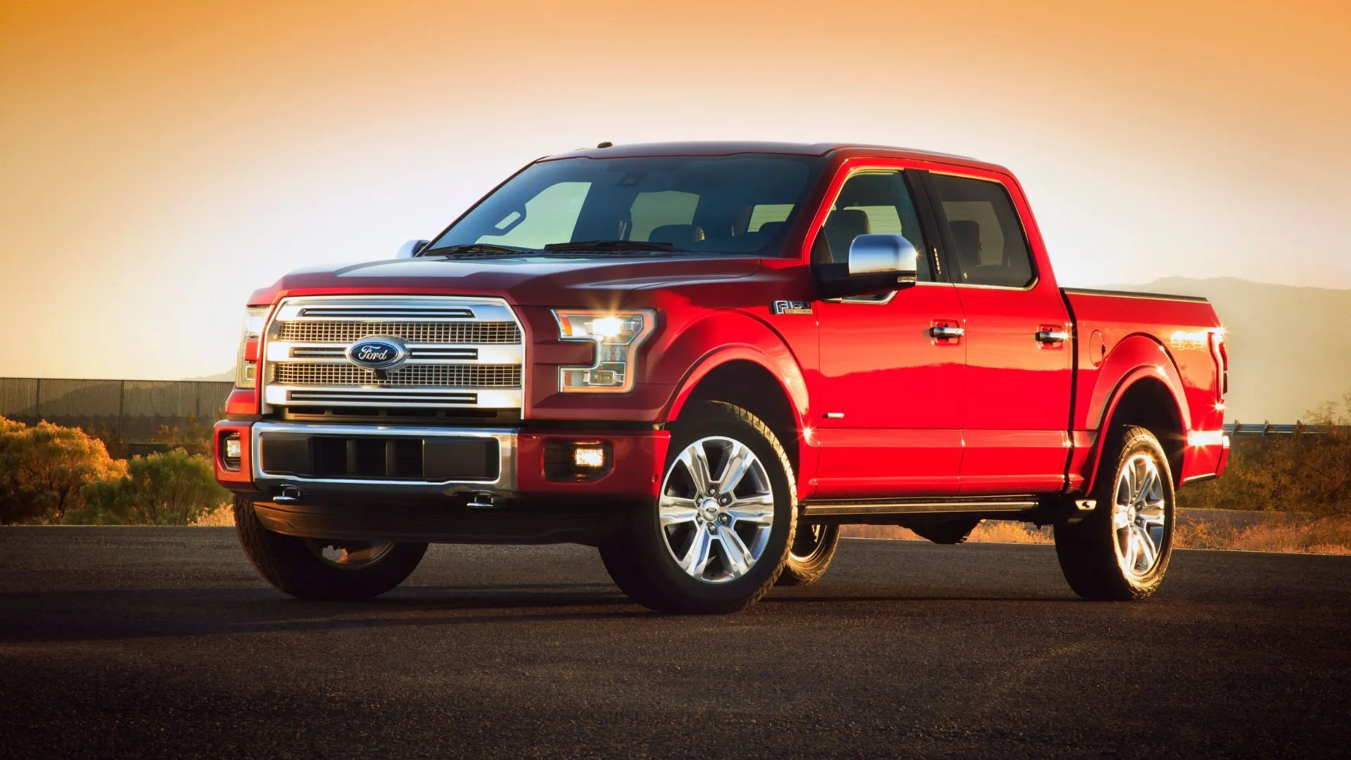Hình ảnh xe bán tải Ford F-150 đời 2015 màu đỏ đỗ trên nền sỏi, minh họa mẫu xe bị điều tra lỗi hộp số.